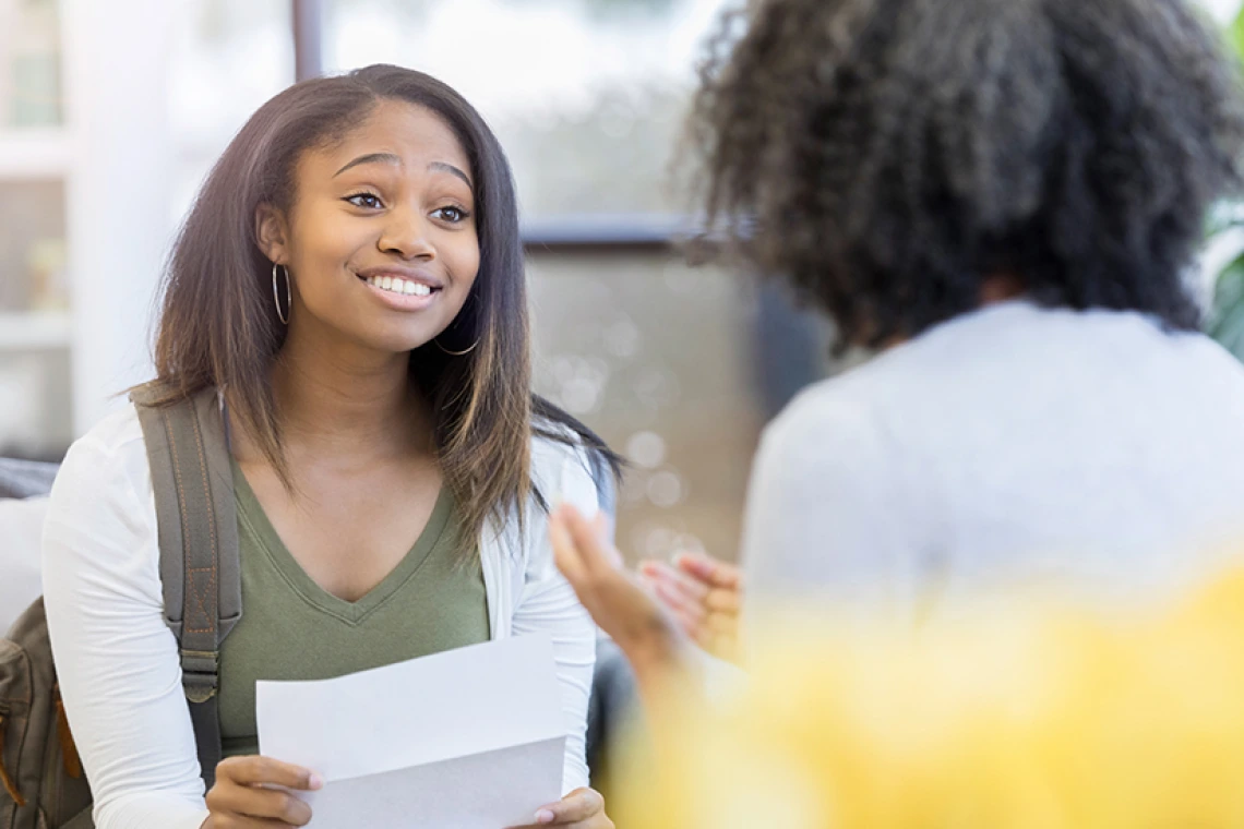Estudiante hablando con el consejero