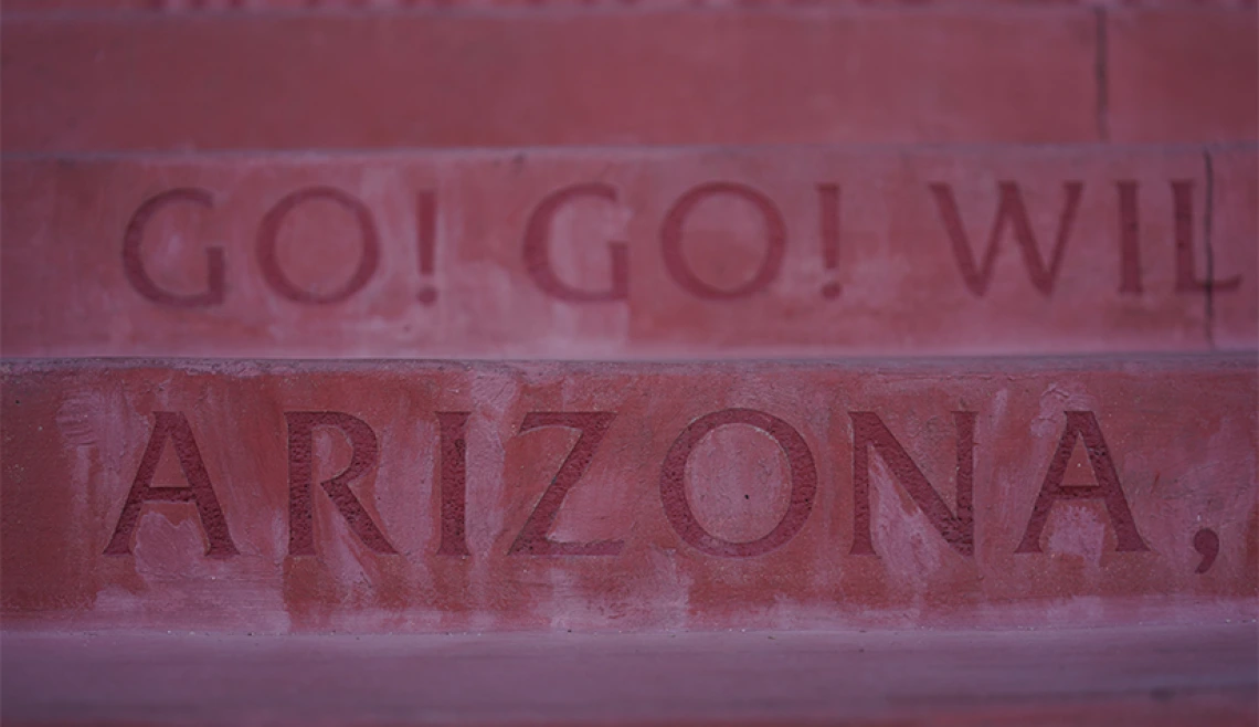 Primer plano de los escalones del campus de la Universidad de Arizona